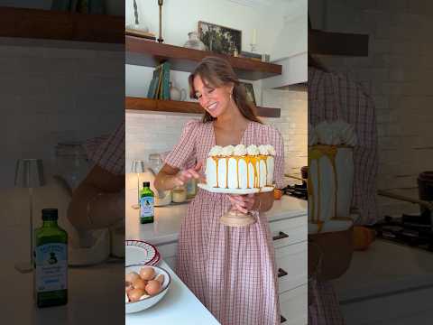 FALL BAKING: Salted Caramel & Vanilla Bean Sponge Cake  I  #fallbaking #cakerecipes #bakingrecipes