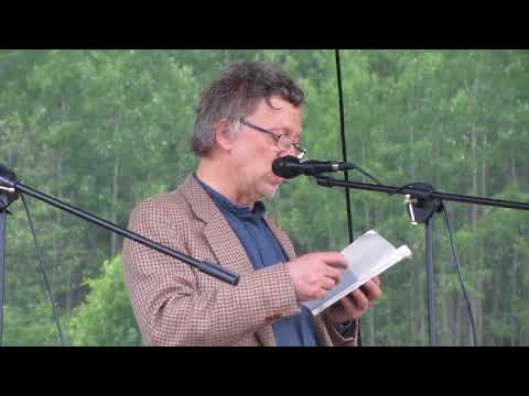 Savo kūrybą skaito poetas, Lietuvos nacionalinės kultūros ir meno premijos laureatas Antanas A. Jonynas. Rokiškio raj., Bradesiai.