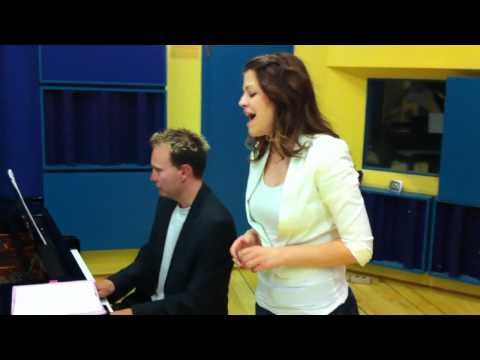 Muri Enikő   Botladozva