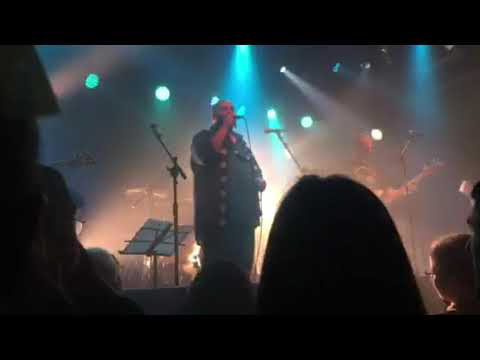 אביב גדג׳ מארח את שי צברי שמבצע את שירו ״שיר המלך ״