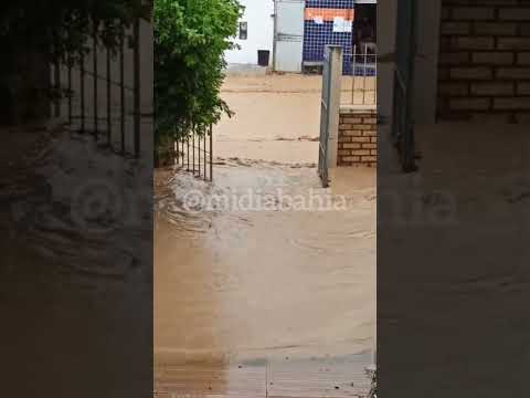 Enxurrada toma as ruas de Ubaíra durante temporal