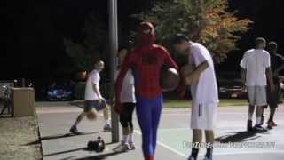Смотреть онлайн Человек паук играет в баскетбол