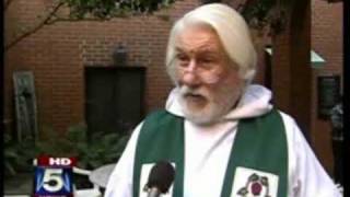 preview picture of video 'Blessing of the Animals Church of Our Saviour Atlanta 10/18/09'