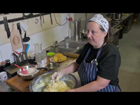 Nasza Ziemia odcinek 8 - sprzedaż bezpośrednia: własna produkcja ciast, chlebów  oraz wędlin.