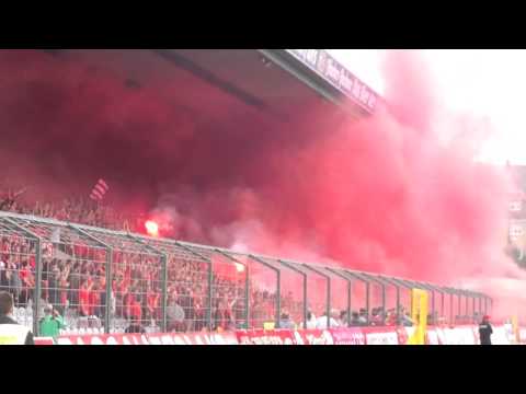 FC Bayern II vs. 1860 II: Bayern-Fans zünden Bengalos im Stadion - Spiel musste unterbrochen werden