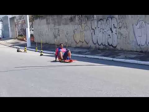 Homem desce ladeira sem frear