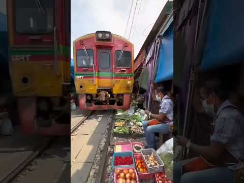 Рынок в Индии Бангкок, поезд проезжает внутри 😃 Мемы и Приколы #shortsvideo #india #tiktok