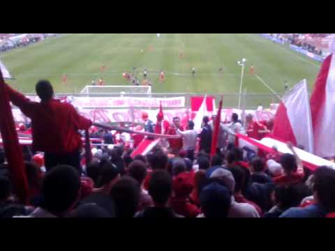 ""En el barrio avellaneda hay una banda..."" Barra: La Barra del Rojo • Club: Independiente