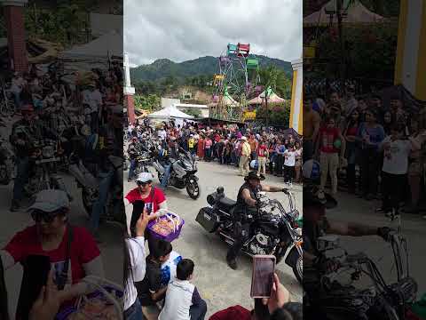 Motos chopper en desfile inaugural de Feria y Fiesta Titular en el Municipio de Santa Cruz El Chol