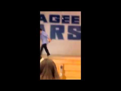 Niño Sorprende a su mamá y hermanas