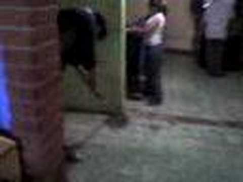 pollo,pendejo barriendo