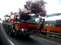 Kran im Einsatz auf der Autobahn von der BF ...