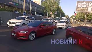 «Рено» и «БМВ» столкнулись в центре Николаева: на проспекте пробка (видео)