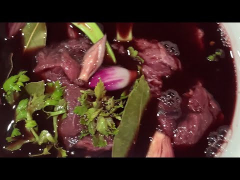 Video thumbnail: Mish Derri i Egër në Tenxhere me Verë të Kuqe