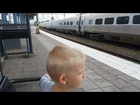 Elvin och morfar har åkt X2000 från Linköping till Nässjö