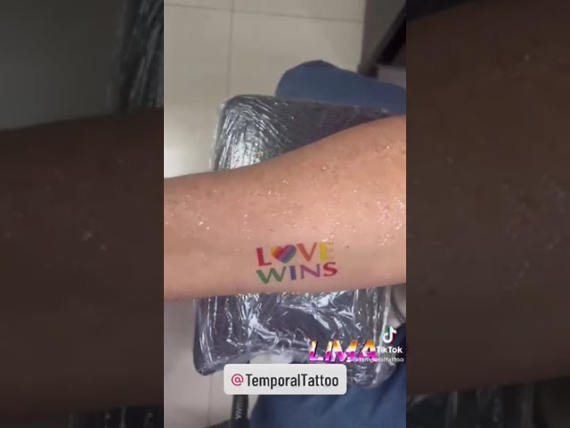 Vídeo relacionado con 2 hojas de tatuajes temporales estilo kpop, tatuajes demon hunters para rostro y cuerpo, símbolos y líneas místicas, holográficos con efecto rayo para maquillaje, cosplay, carnaval y fiestas temáticas