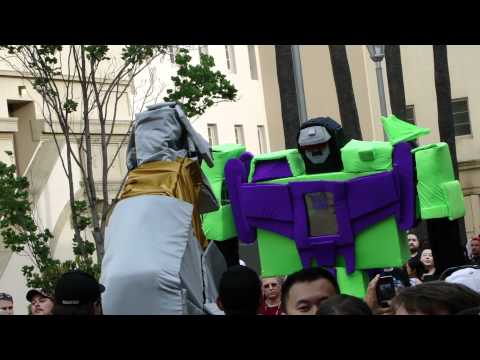 BotCon 2011 - Grimlock versus Devastator!!!