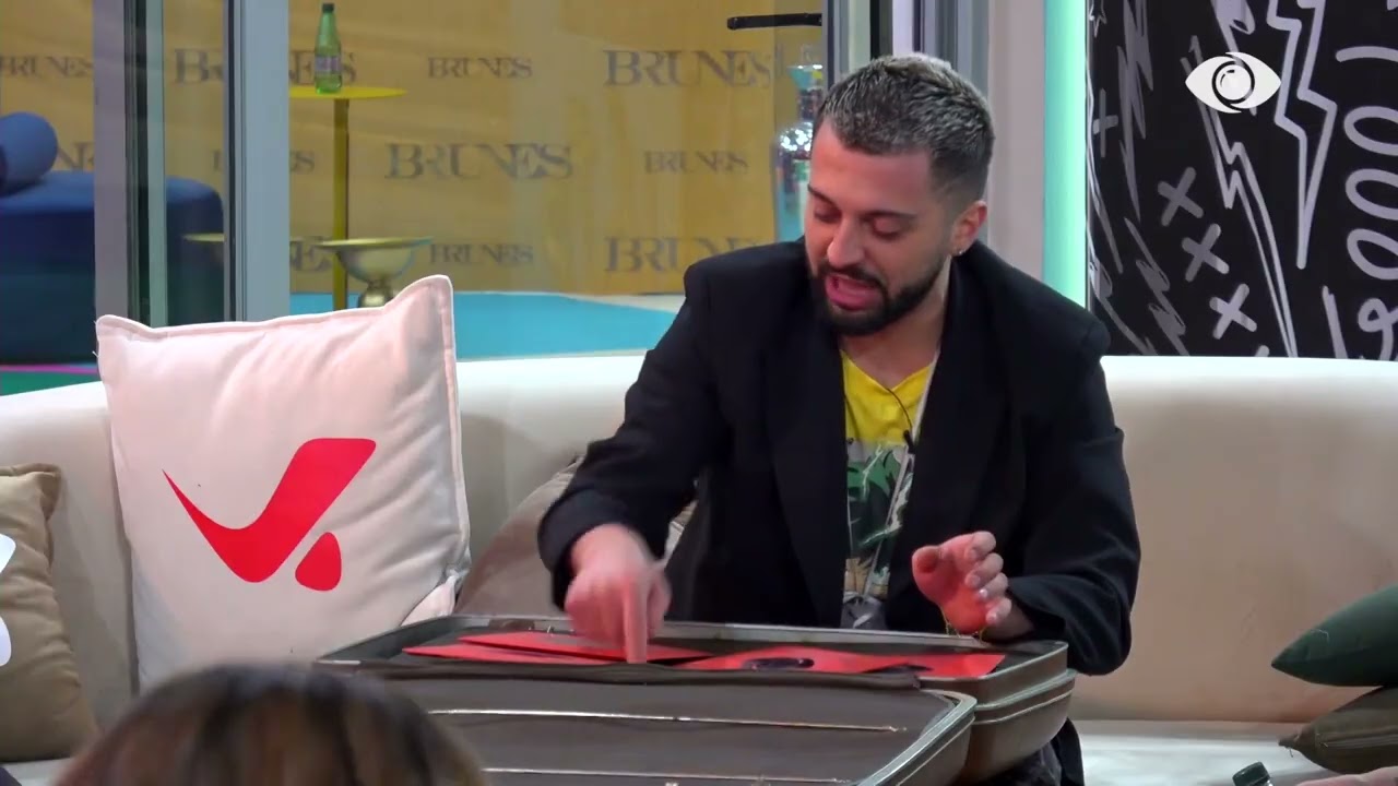 Gjesti hap zarfin e dytë nga 'valixhja e tundimeve'