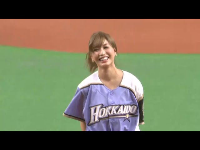 【始球式】大島麻衣さん 笑顔はじける投球!! 2015/7/11 F-L