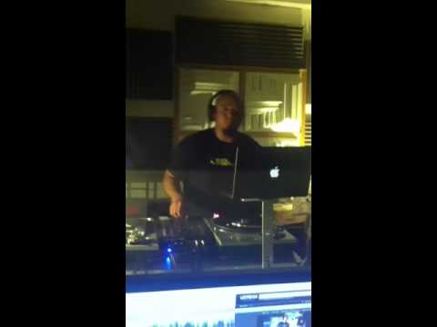 DJ Kechup scratching -LIVE