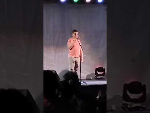 Francisco Herbert cantando na noite cultural em Santana do Piauí