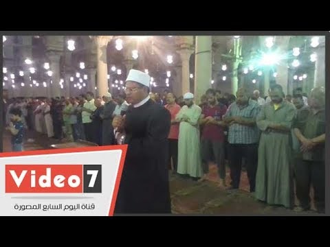 المصريون يؤدون صلاة خسوف القمر بسمجد عمرو بن العاص