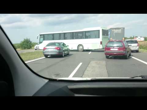 Zawracanie autokarem z dziećmi na trasie 