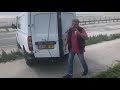 Gestrande fietsers op midden afgesloten dijk gered