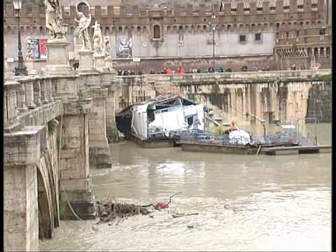 Il Tevere in piena: barcone si schianta su ponte Sant'Angelo