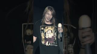 Download lagu Guns N' Roses - Don't Cry (LIVE Tokyo 1992) #Shorts mp3