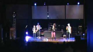 Kimber Rising Plays Live in Elmhurst for Edan Concerts