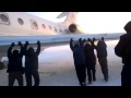 Passengers push jet plane! Пассажиры толкают свой самолёт! 