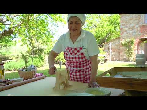 Today in La Vialla's kitchen, Stefania makes tagliatelle pasta "alla paglia e fieno"