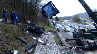 preview picture of video 'Odstranovanie nasledkov dopravnej nehody; R1, Zvolen'