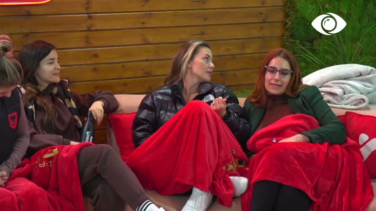 Hajde bëjmë një plan ndaj çunave, vajzat bisedojnë në oborr