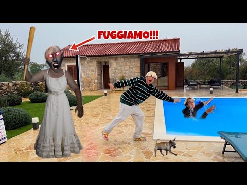 GRANNY È APPARSA NELLA NOSTRA VILLA E STA CERCANDO DI PRENDERCI!!! 😰 *corriamo*