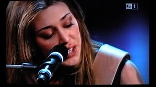 Belén Rodríguez chitarra e voce in acustico,Sanremo,Teatro Ariston,20.2.2011