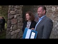 Minister overhandigt rijksmonumentschild Muur van Mussert
