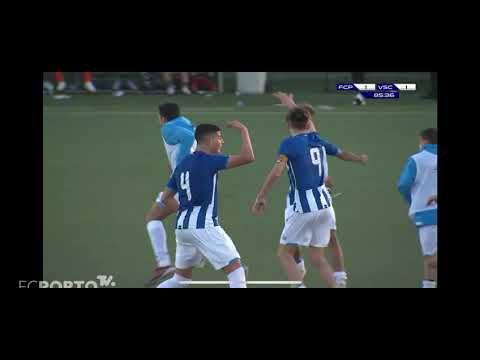 Miguel Rocha (iniciados FC Porto) faz o empate de livre frente ao Vitória SC