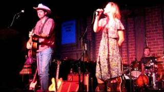 Bruce Robison and Kelly Willis at Birchmere performing 'Dreamin' 12.12.10