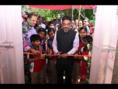 சிக்ரியில் பார்வையாளர் தினத்தை முன்னிட்டு அறிவியல் கண்டுபிடிப்புகளை பார்வையிட்ட மாணவர்கள்