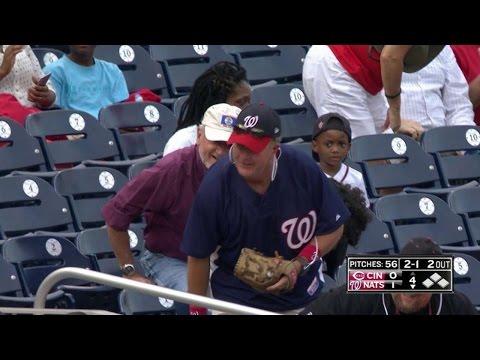 CIN@WSH: Fan catches foul ball, celebrates with crowd