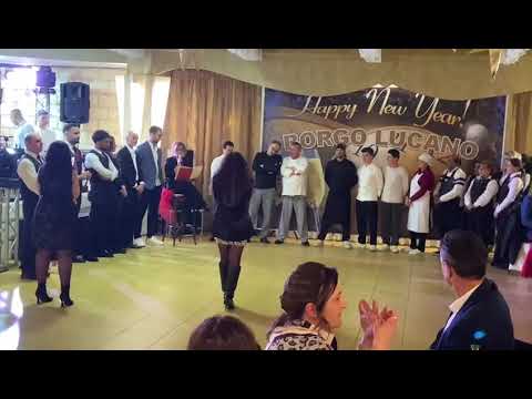 Entrata dei Camerieri al Borgolucano l’ultimo capodanno.. un saluto speciale…. LacavaAgostinoBand