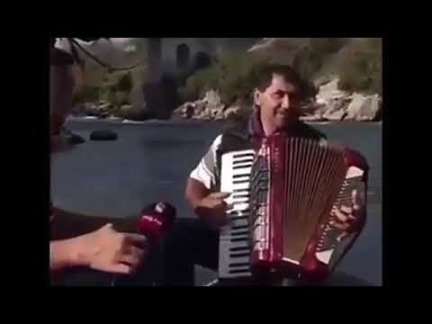 CIGO PJEVA PJESMU OD PINK FLOYDA (TOO FUNNY)