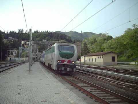 Una E402 B in testa all'IntercityNight 795 Torino-Reggio Calabria in transito a Vernio