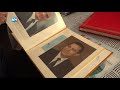 Aad verzamelt handtekeningen (o.a. Clinton, Arafat en Khadaffi)