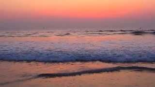 preview picture of video 'Sunset and ocean surf in Betalbatim Beach (Goa, India)'