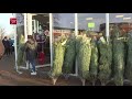 Gratis kerstbomen uitgedeeld in de Jol in Lelystad