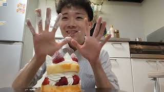 ホールケーキを食べる動画