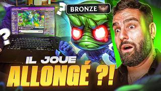 CE BRONZE JOUE ALLONGÉ SUR LE LIT, IL EST ADORABLE